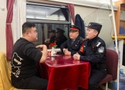 列车上一醉酒“纹身哥”突然对乘警说“我是逃犯”，乘警一查：不，你不是！