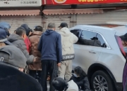 一车辆冲进沈阳网红早市撞倒多人，警方透露：约10人受伤，涉事司机被控制