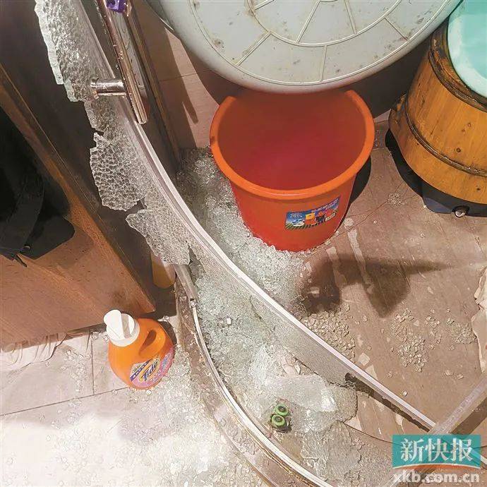 广州一业主入住新房不到两年，家中玻璃门爆裂伤人