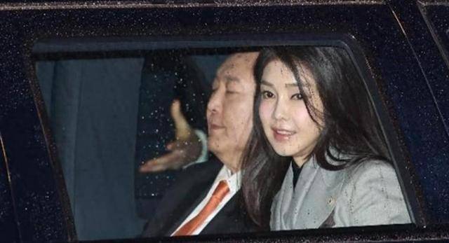 效仿阿萨德，尹锡悦也来了一出“金蝉脱壳”，坐上防弹车，跑了？